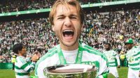 Celtic marca nos acréscimos, leva título escocês e torcida invade o campo