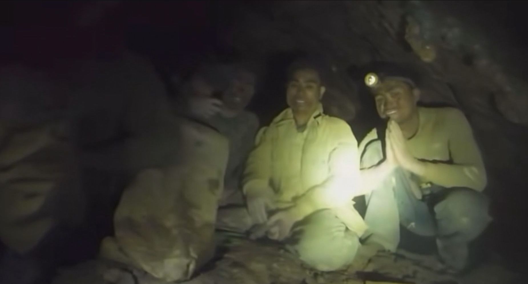 Cinco homens são encontrados com vida em operação de resgate em uma caverna no Laos