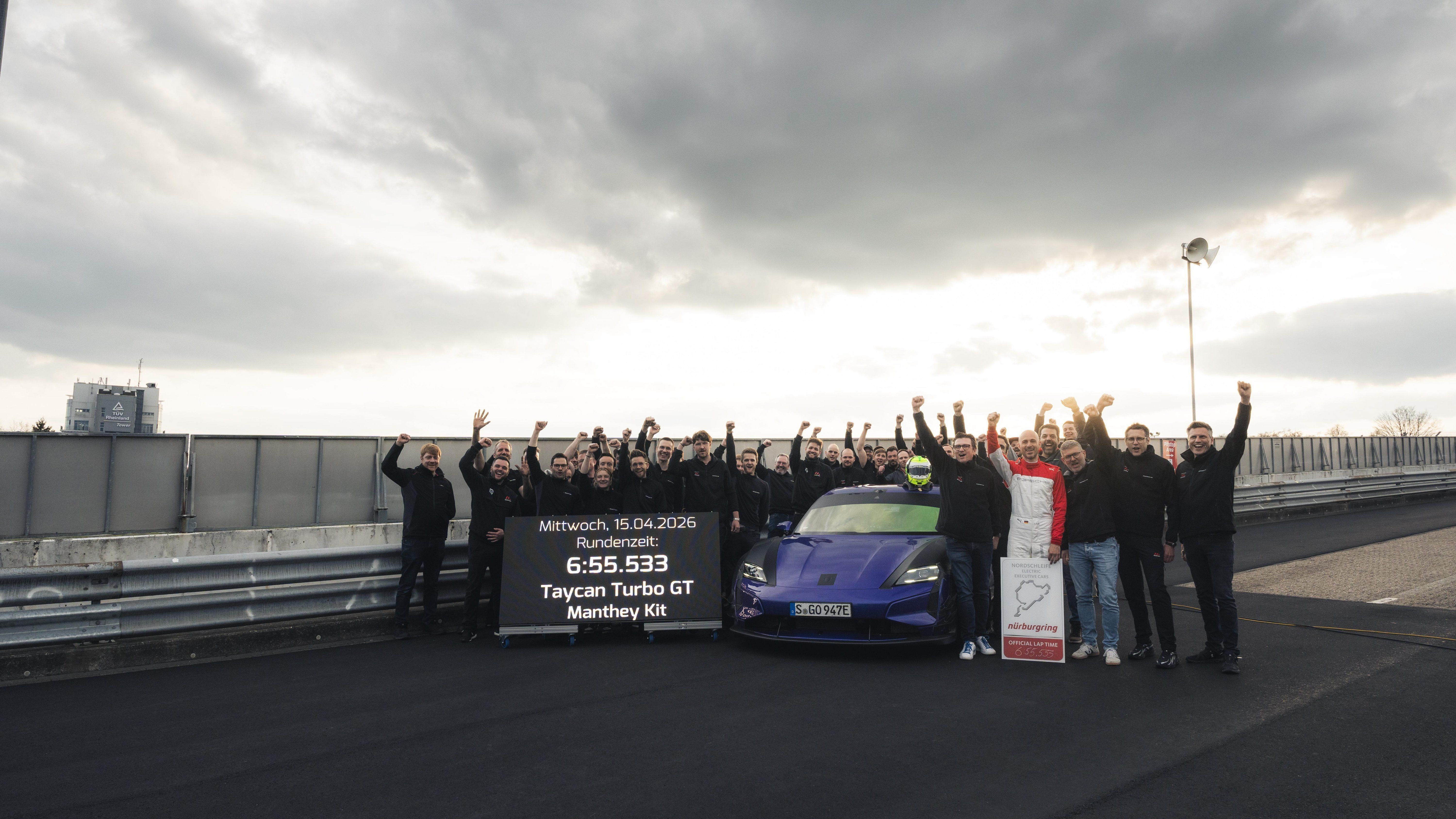 Comemoração do recorde do Porsche Taycan Turbo GT Manthey