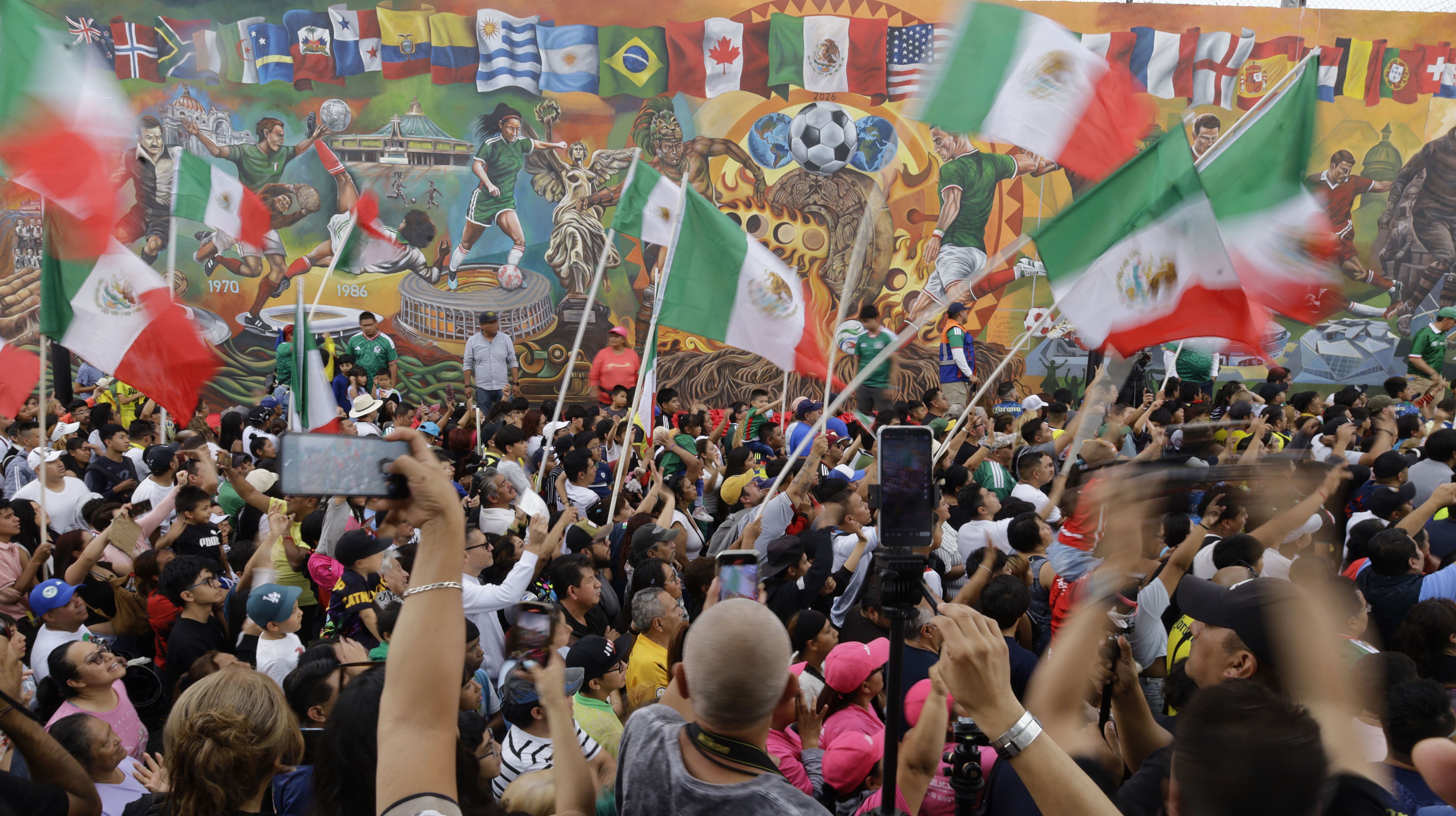 Festa no México diante de mural da Copa do Mundo