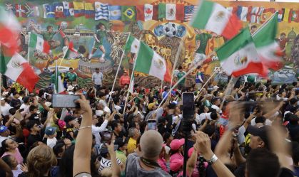 Festa no México diante de mural da Copa do Mundo