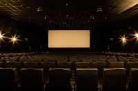 Como a neurociência explica a experiência sonora de uma sala de cinema