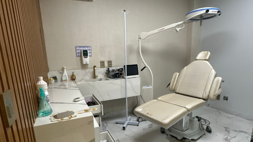 Uma das sóciais da clínica foi presa em flagrante após tentar esconder produtos da Vigilância Sanitária durante a ação • Divulgação/PCGO