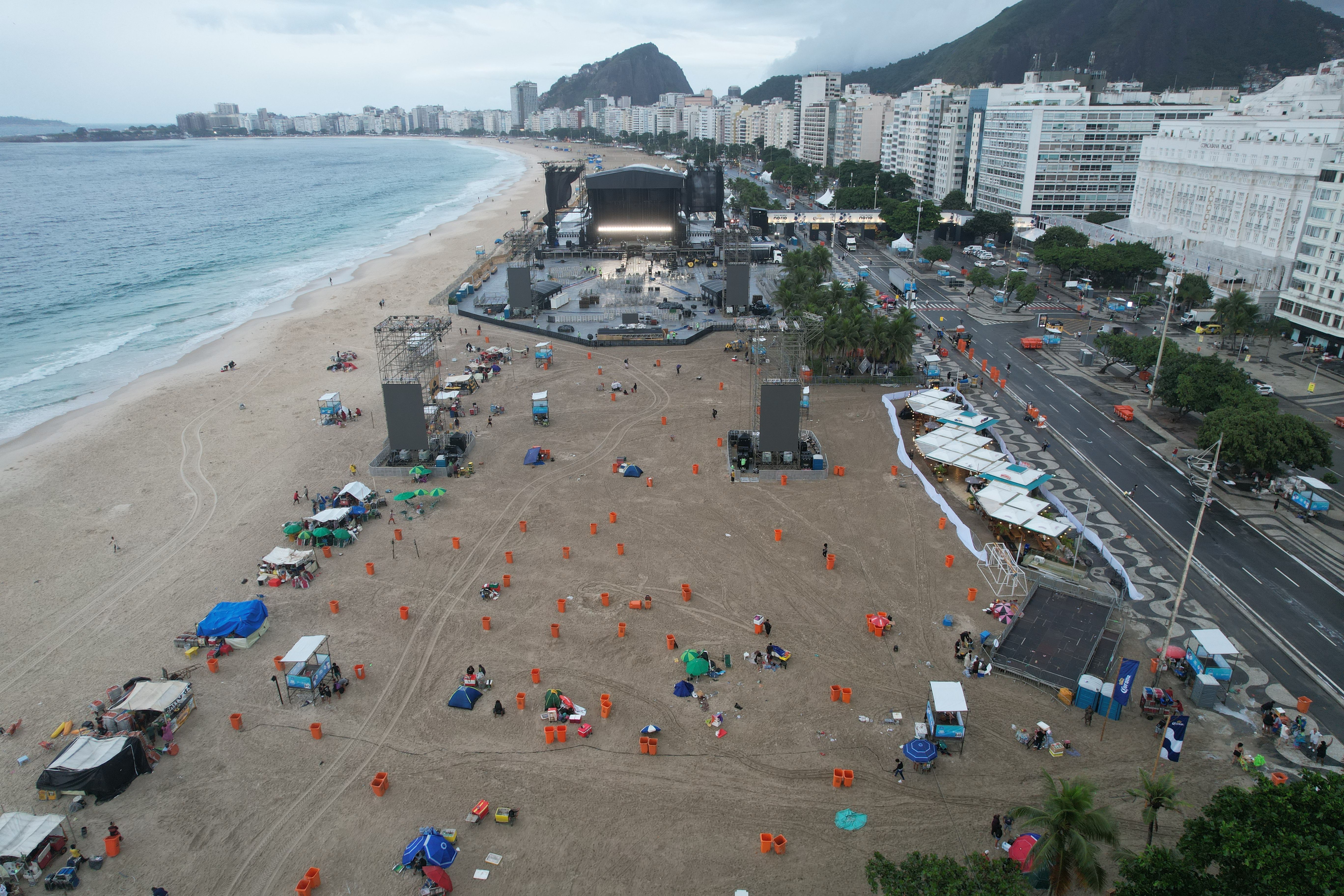 RETIRADA LIXO SHAKIRA COPACABANA