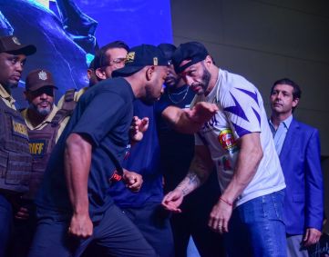 Davi Brito e Kleber Bambam se encontram em pesagem para o Fight Music Show 8