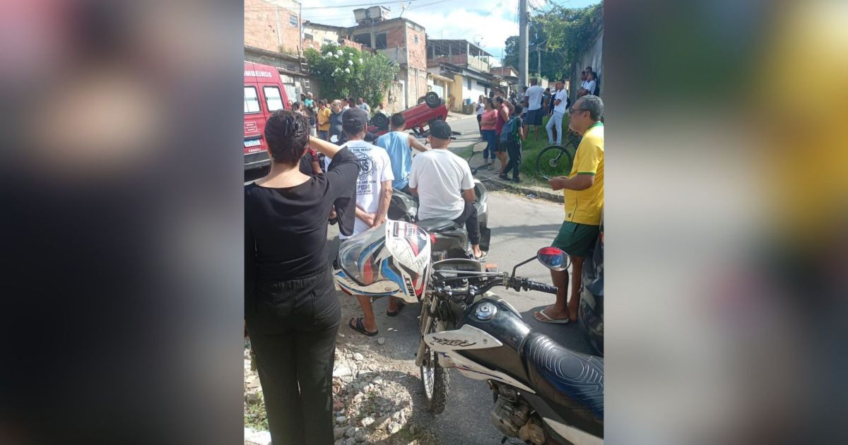 Carro que levava crianças para a escola capota e deixa feridos no RJ