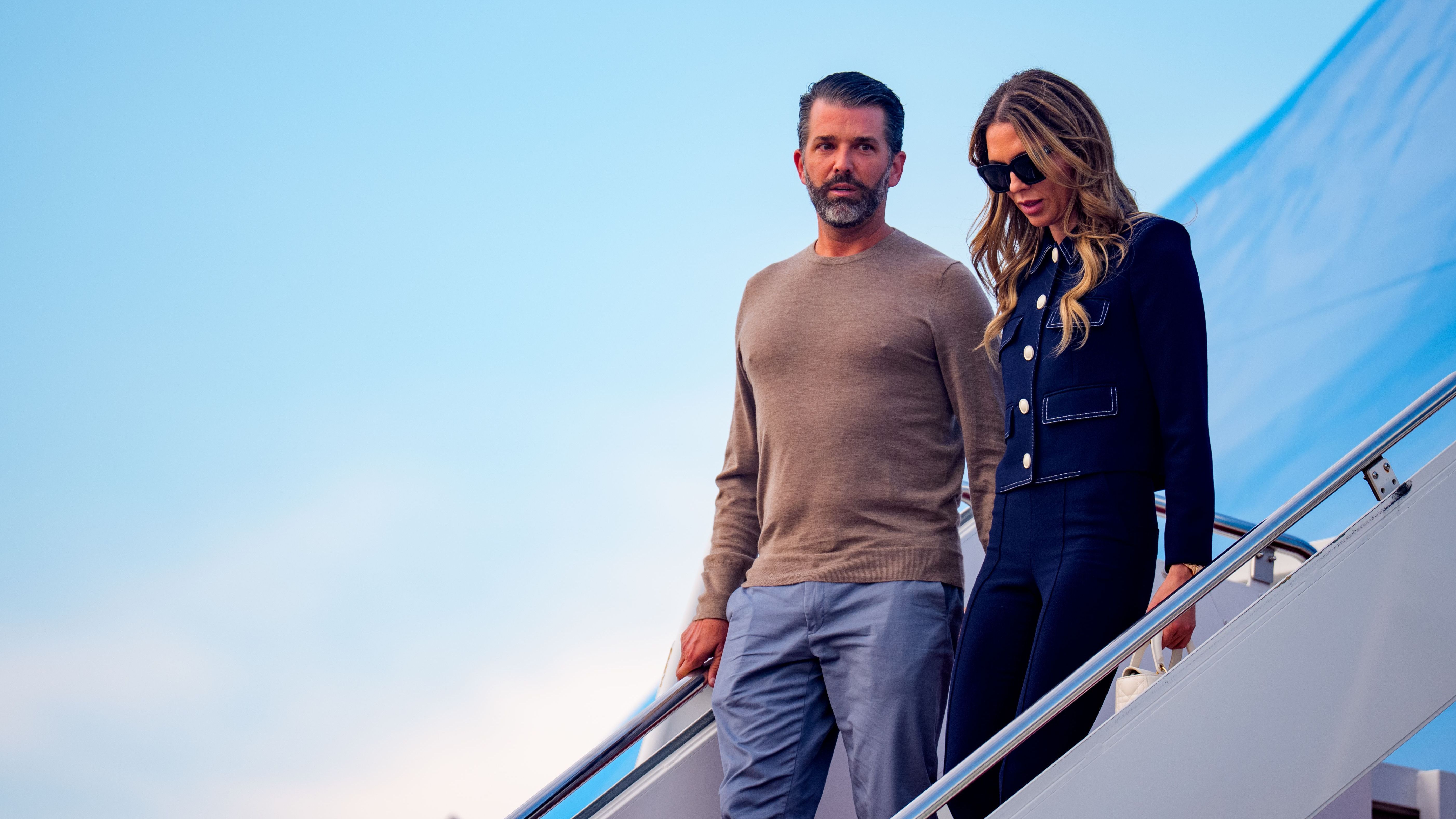Donald Trump Jr., filho do presidente dos EUA, Donald Trump, e sua namorada, Bettina Anderson, chegam com o presidente Donald Trump à Base Aérea de Andrews, em Maryland, em 29 de julho de 2025, antes de embarcarem no helicóptero Marine One para uma curta viagem à Casa Branca.