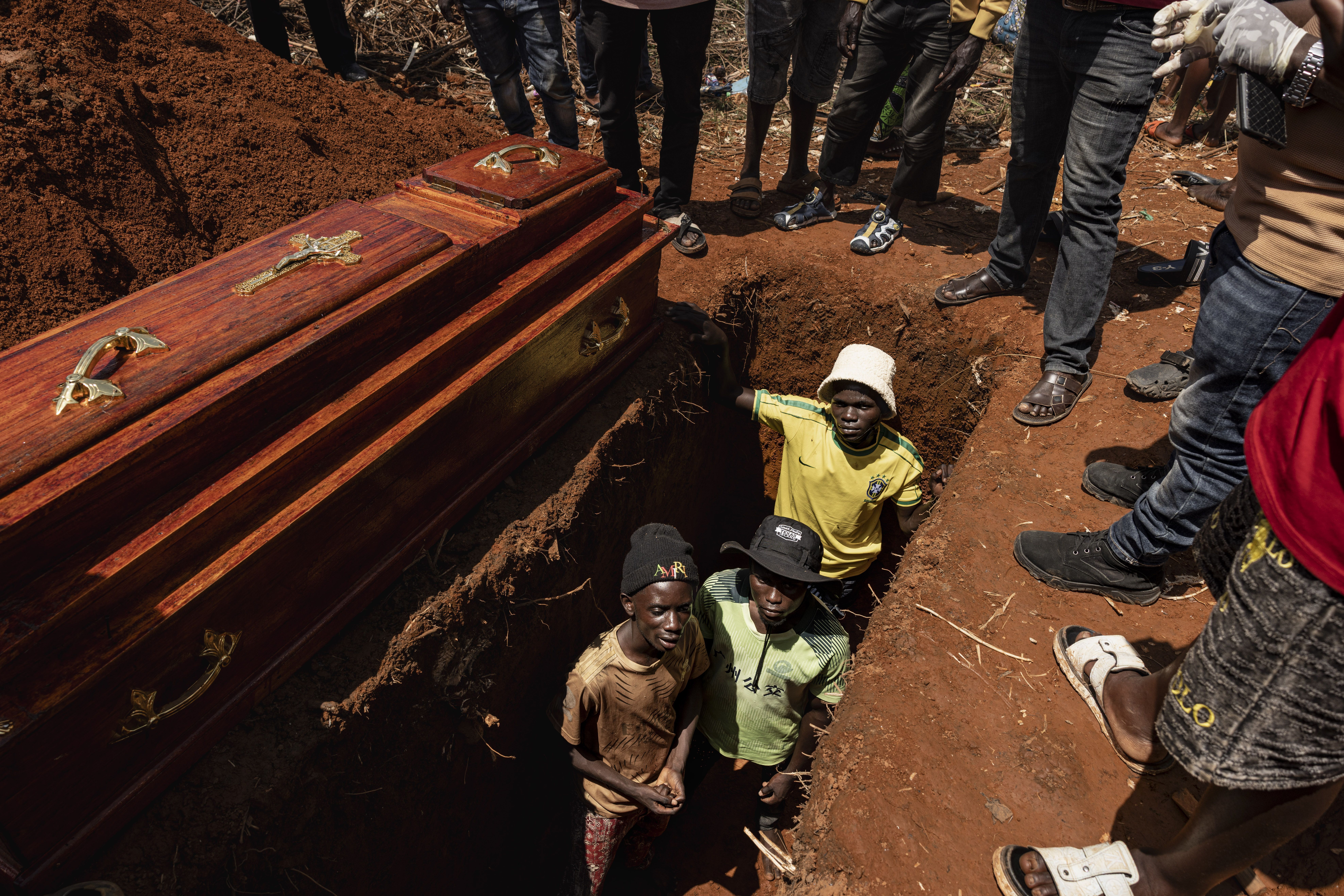 Pessoas participam do enterro de uma vítima de Ebola em um cemitério em Mongbwalu, província de Ituri, leste da República Democrática do Congo, durante o surto de Ebola em 20 de maio de 2026. • Michel Lunanga/Getty Images
