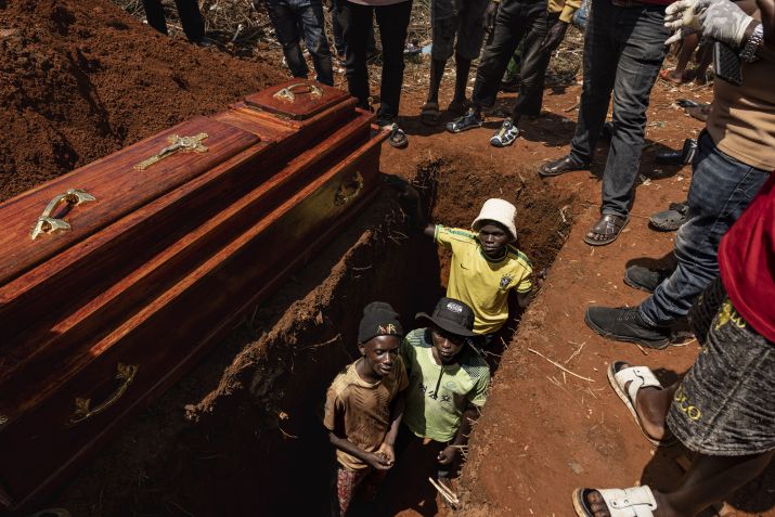 Pessoas participam do enterro de uma vítima de Ebola em um cemitério em Mongbwalu, província de Ituri, leste da República Democrática do Congo, durante o surto de Ebola em 20 de maio de 2026. • Michel Lunanga/Getty Images