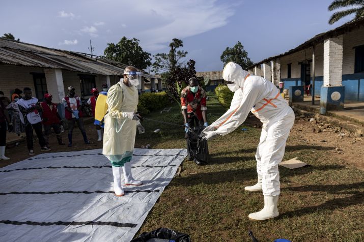 Trabalhadores desinfetam o Hospital Geral de Referência de Mongbwalu durante a resposta ao surto de Ebola em Mongbwalu, província de Ituri, leste da República Democrática do Congo, em 20 de maio de 2026. • Michel Lunanga/Getty Images