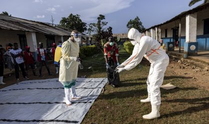 Trabalhadores desinfetam o Hospital Geral de Referência de Mongbwalu durante a resposta ao surto de Ebola em Mongbwalu, província de Ituri, leste da República Democrática do Congo, em 20 de maio de 2026.