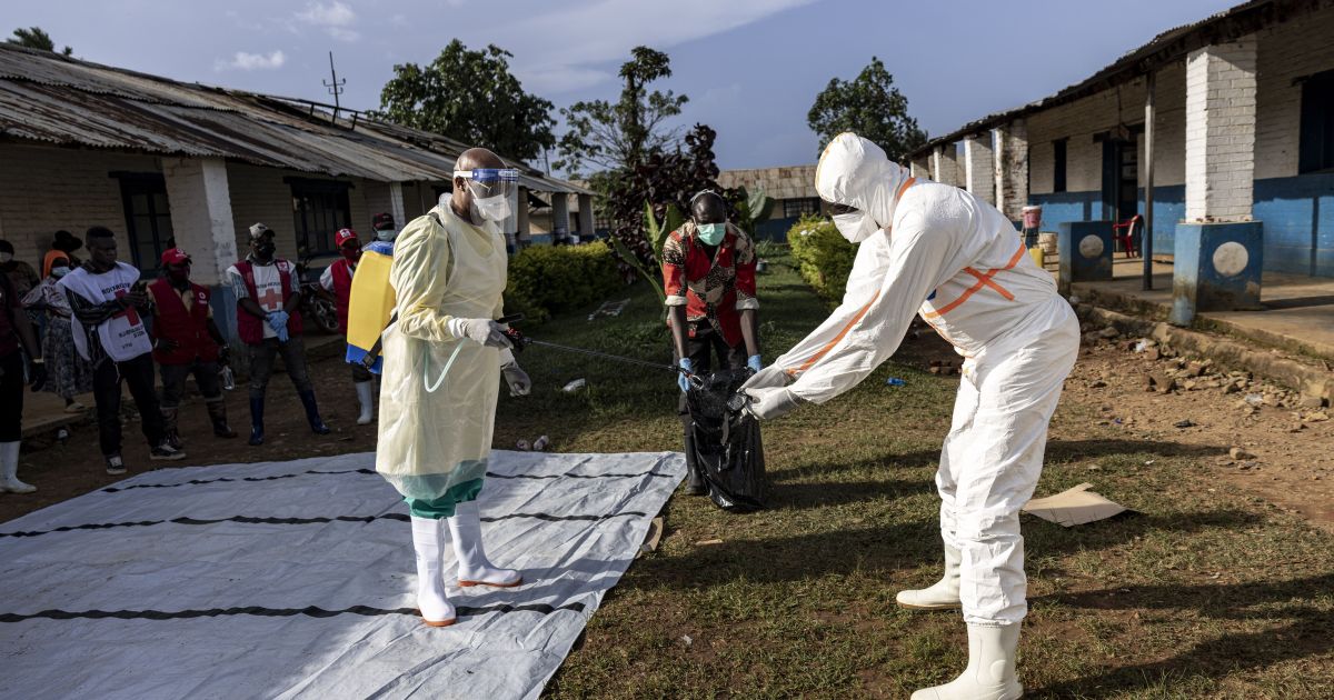 Uganda confirma três novos casos de Ebola em meio a surto em país vizinho