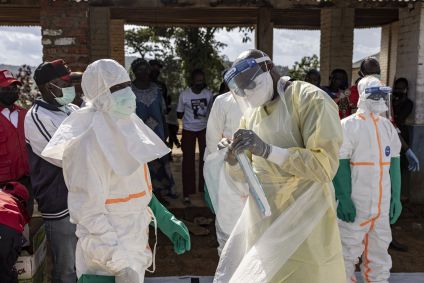 Trabalhadores vestem equipamentos de proteção individual no Hospital Geral de Referência de Mongbwalu durante a resposta ao surto de Ebola em Mongbwalu, província de Ituri, leste da República Democrática do Congo, em 20 de maio de 2026.