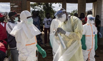 Trabalhadores vestem equipamentos de proteção individual no Hospital Geral de Referência de Mongbwalu durante a resposta ao surto de Ebola em Mongbwalu, província de Ituri, leste da República Democrática do Congo, em 20 de maio de 2026.