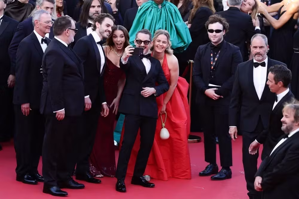 Elijah Wood com a esposa Mette-Marie Kongsved tirando foto no tapete vermelho do Festival de Cannes • Foto: Getty Images