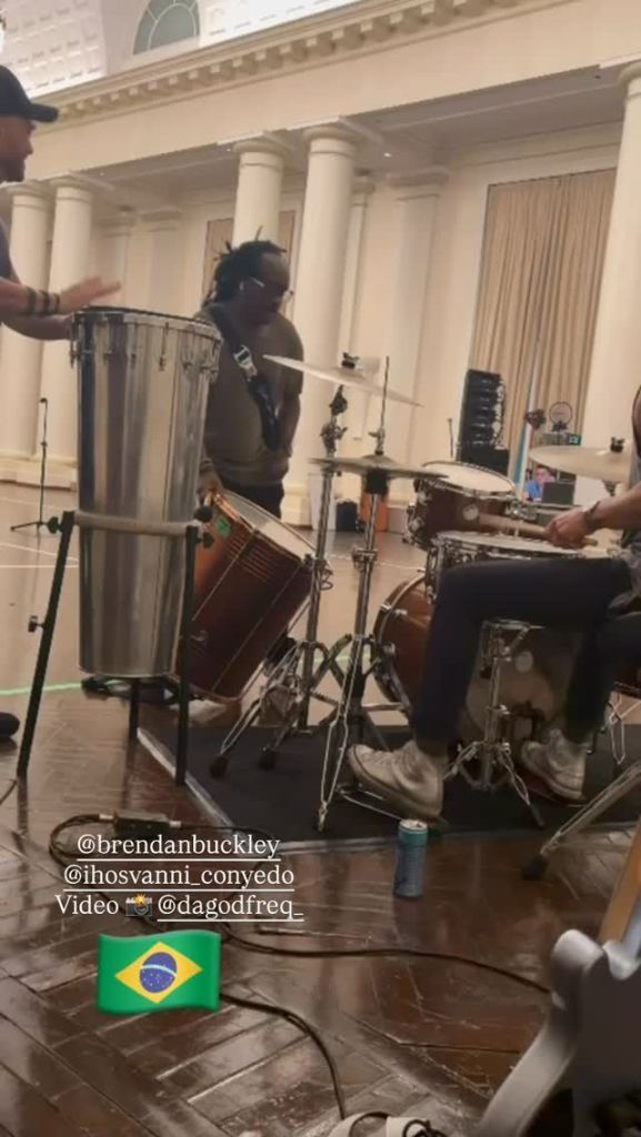O baterista Brendan Buckley, o percussionista Ihosvanni Conyedo e o baixista Donald Alford II ensaiam para o show de Shakira em Copacabana