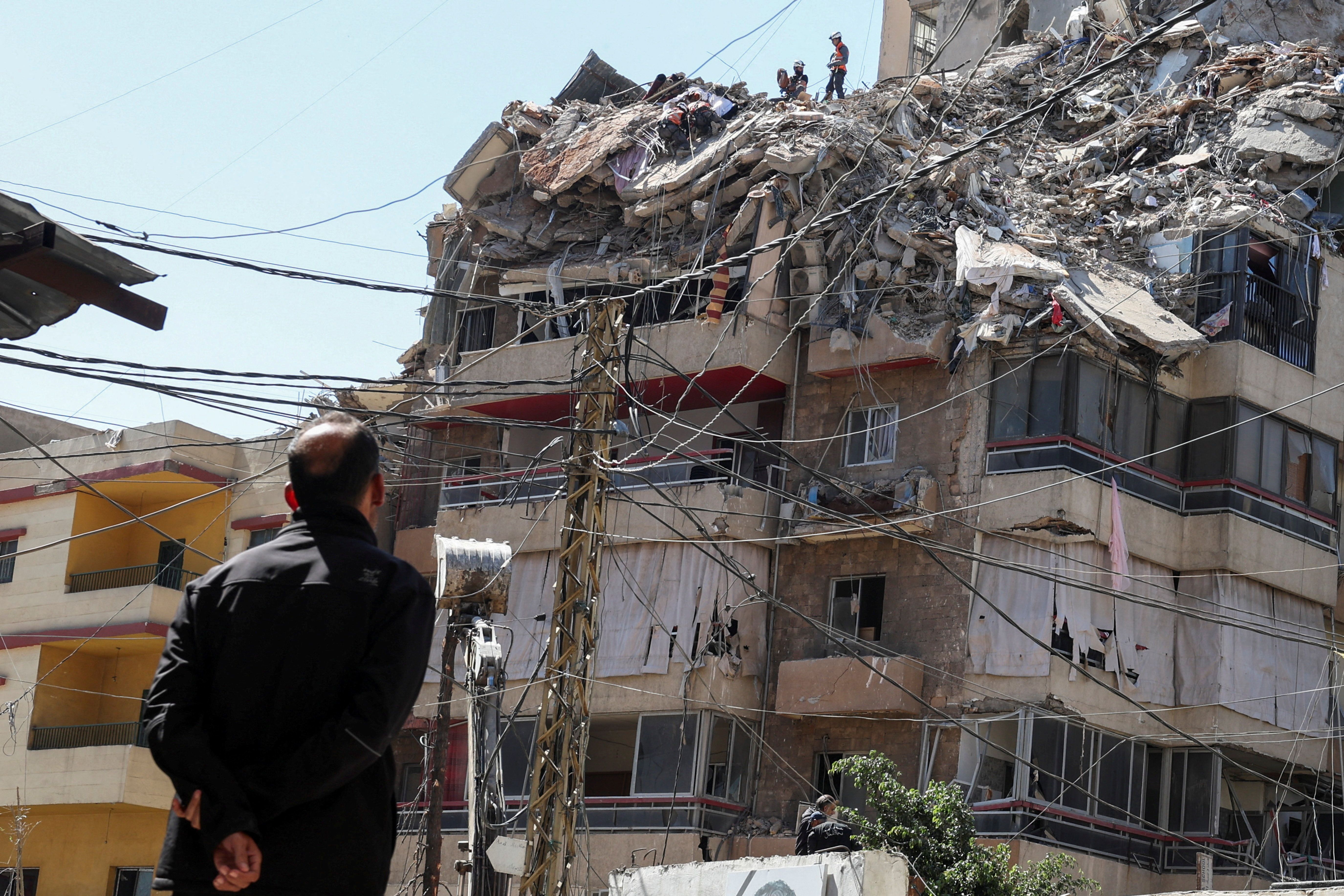 Equipes de resgate trabalham em local de ataque israelense no sul de Beirute