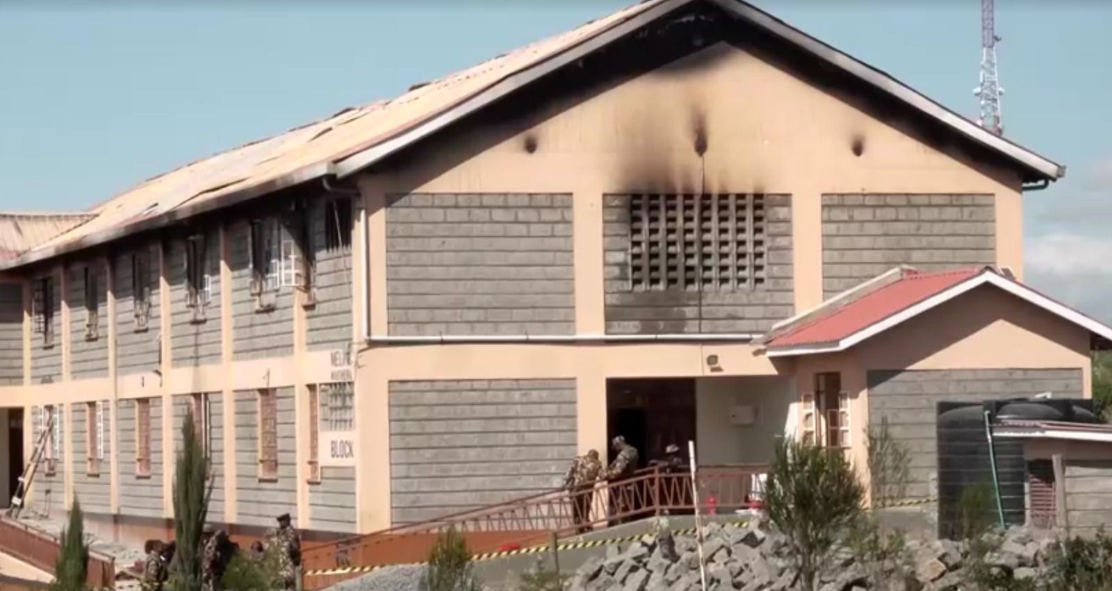 Escola de meninas pega fogo no Quênia, deixando mortos e feridos