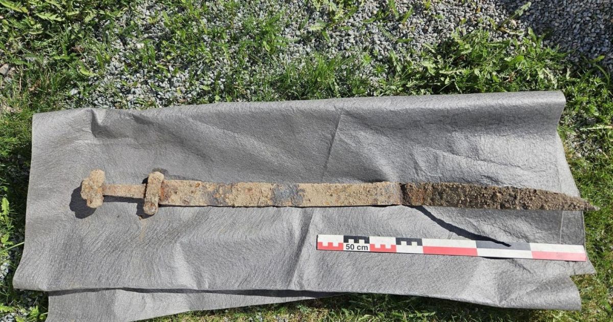 Menino de seis anos encontra espada milenar da Era Viking na Noruega