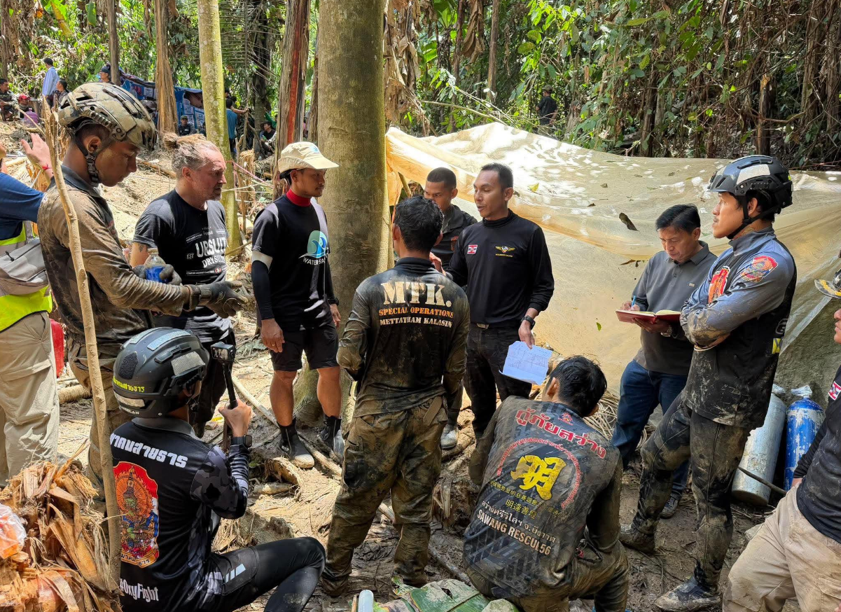 Especialistas em mergulho junto a equipe de resgate tailandesa em Laos