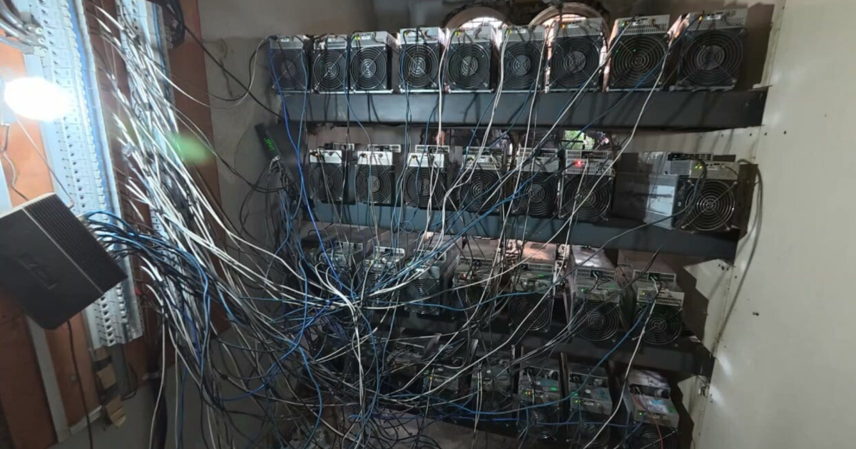 Comando Vermelho operava fazenda de Bitcoin escondida em mercado no Complexo do Lins, suspeita de lavagem de dinheiro do tráfico