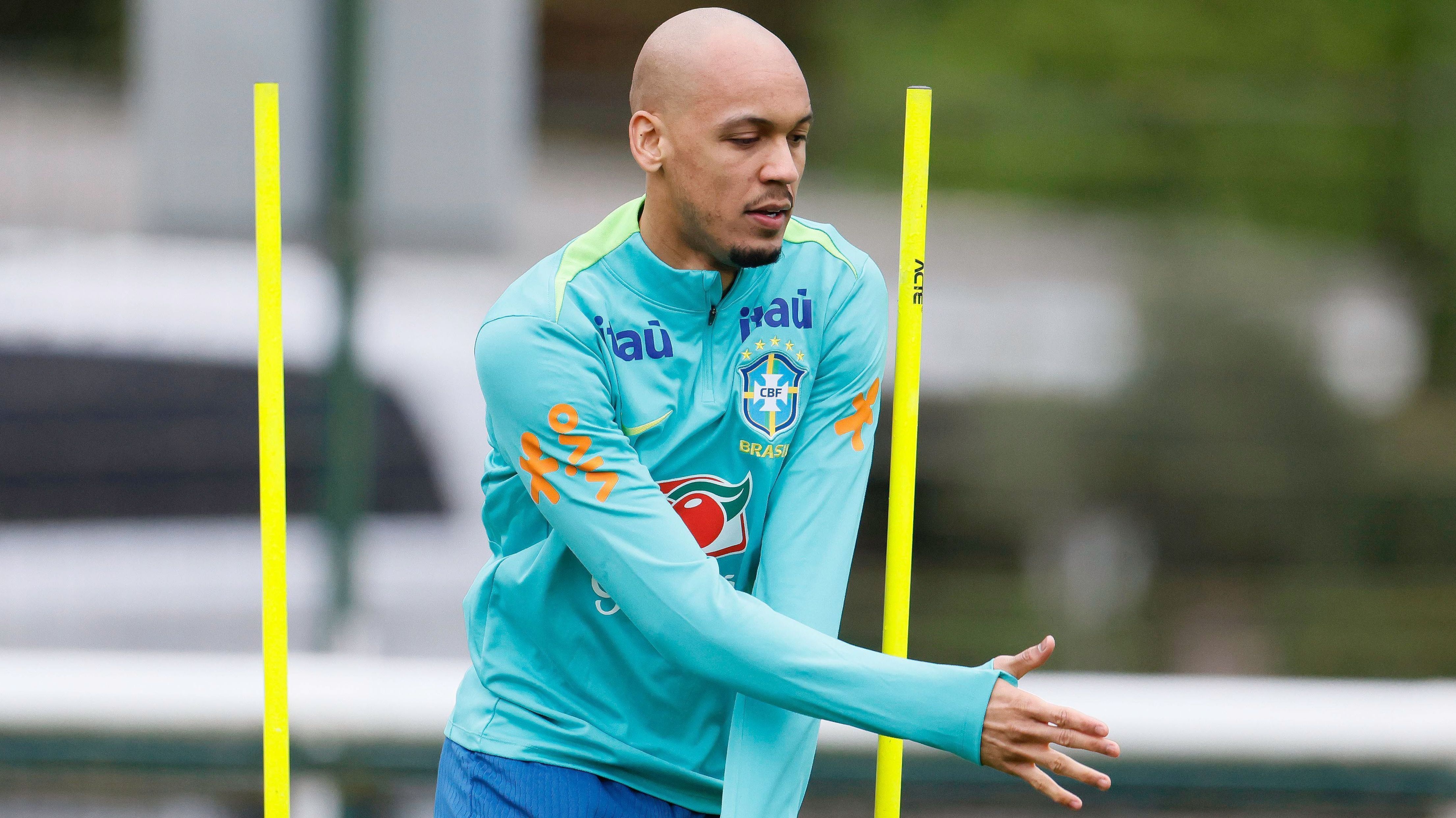 Fabinho durante treino da Seleção Brasileira