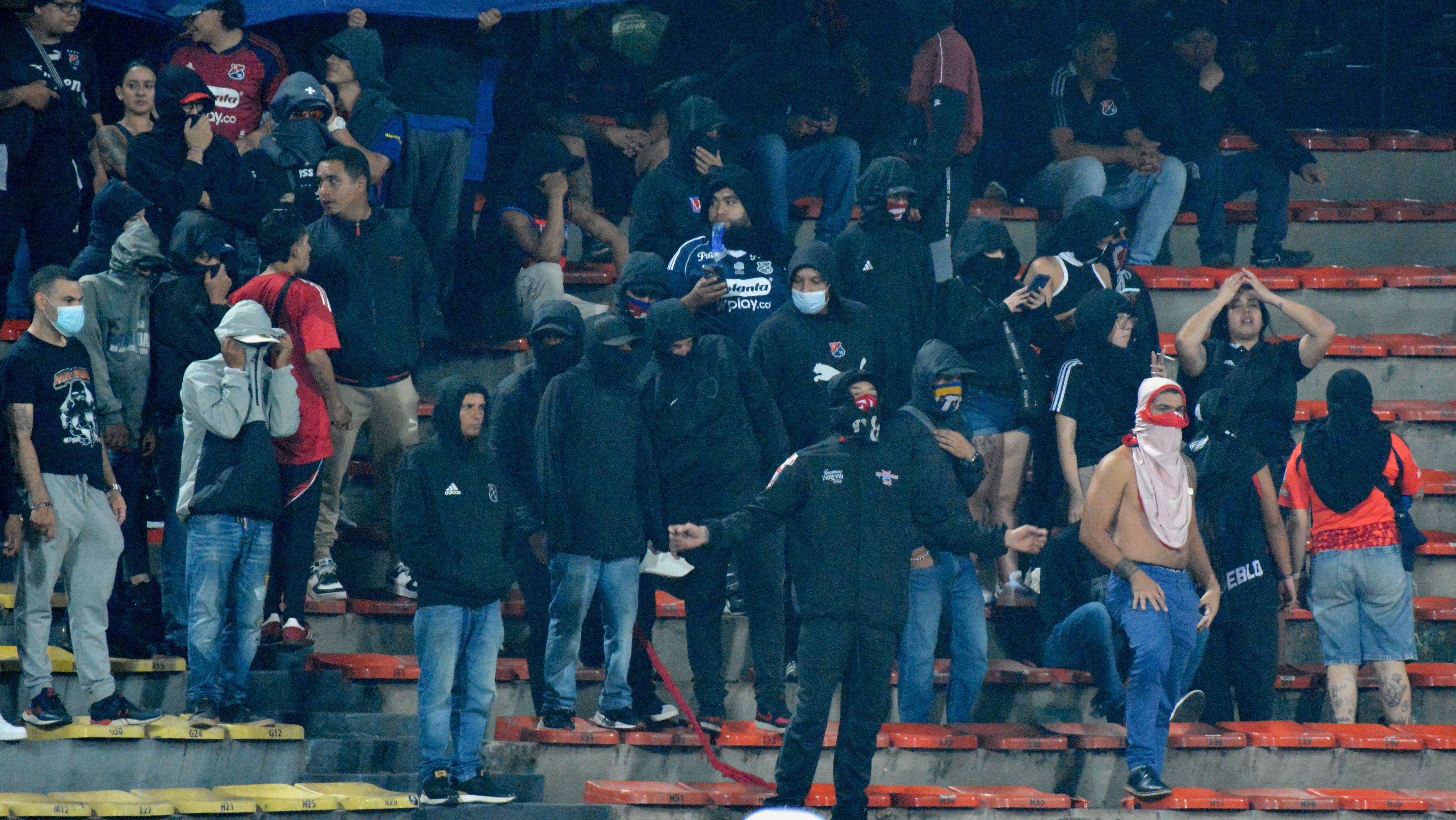 Torcedores encapuzados protestam nas arquibancadas do estádio Atanásio Girardot durante Independiente Medellín x Flamengo
