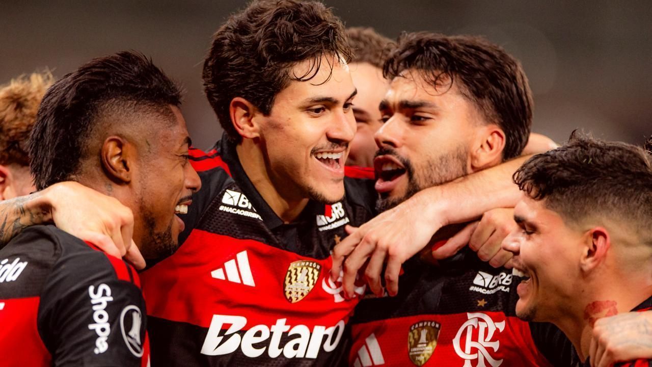 Pedro comemora com Paquetá seu gol na vitória do Flamengo sobre o Estudiantes
