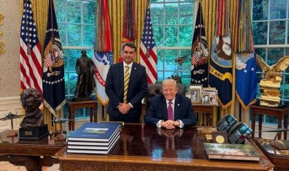 O senador Flávio Bolsonaro ao lado do presidente Donald Trump.