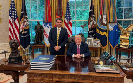 O senador Flávio Bolsonaro ao lado do presidente Donald Trump