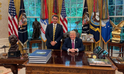 O senador Flávio Bolsonaro ao lado do presidente Donald Trump