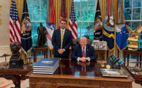 Tarifaço, facções e terras raras: os temas da reunião entre Flávio e Trump