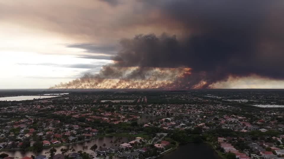 Vídeo mostra tornado de fogo nos EUA em meio a incêndio florestal