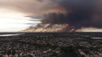 Fumaça de incêndio florestal escurece céu da Flórida nos EUA