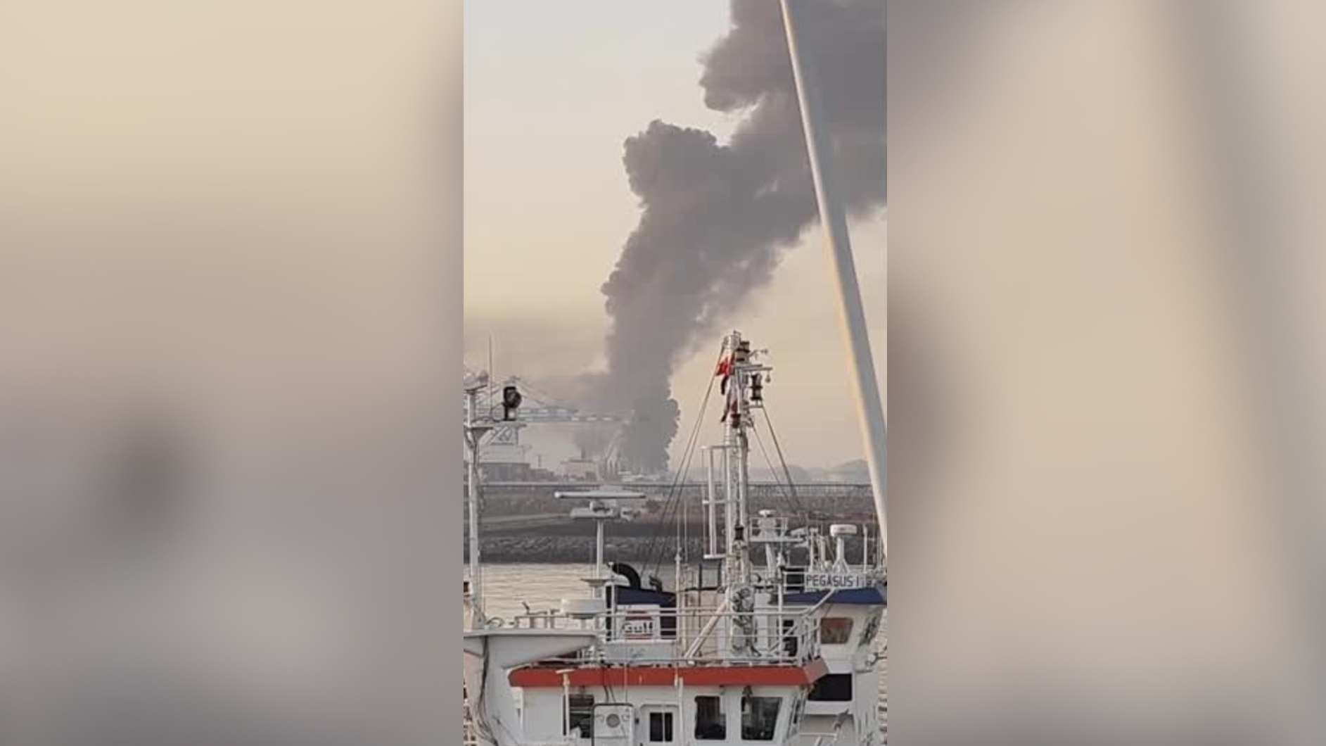 Fumaça sobe sobre a zona petrolífera de Fujairah, nos Emirados Árabes Unidos