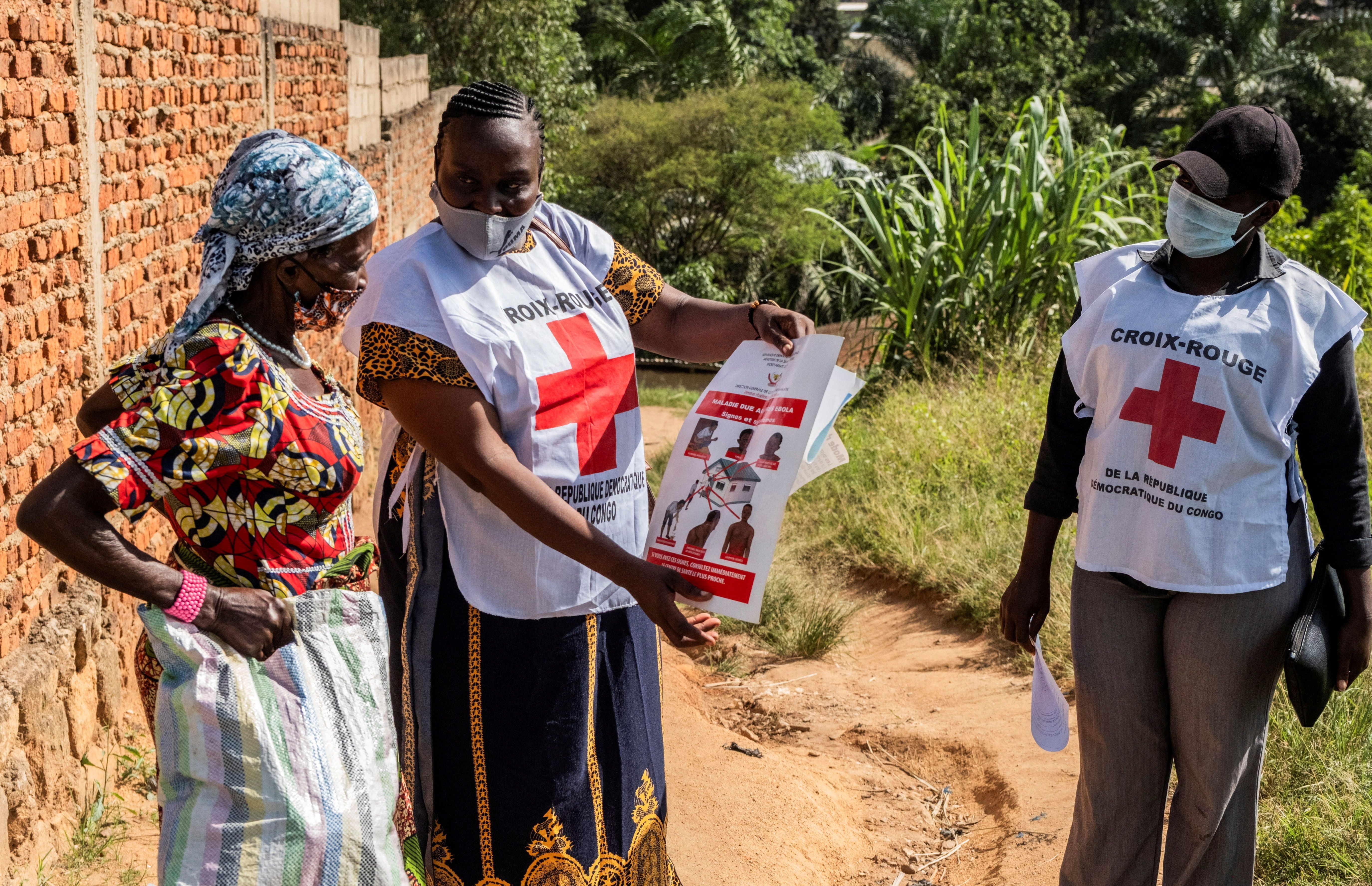 Funcionários da Cruz Vermelha buscam aumentar conscientização sobre Ebola em Bunia, República Democrática do Congo