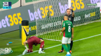 Palmeiras x Santos: jogador passa mal e vomita em campo durante clássico