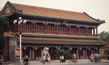 Visão do portão principal da sede do Partido Comunista Chinês em Zhongnanhai, Pequim, China.