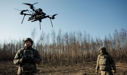 Soldados ucranianos da Brigada Presidencial Independente testam um drone na região de Donetsk, Ucrânia