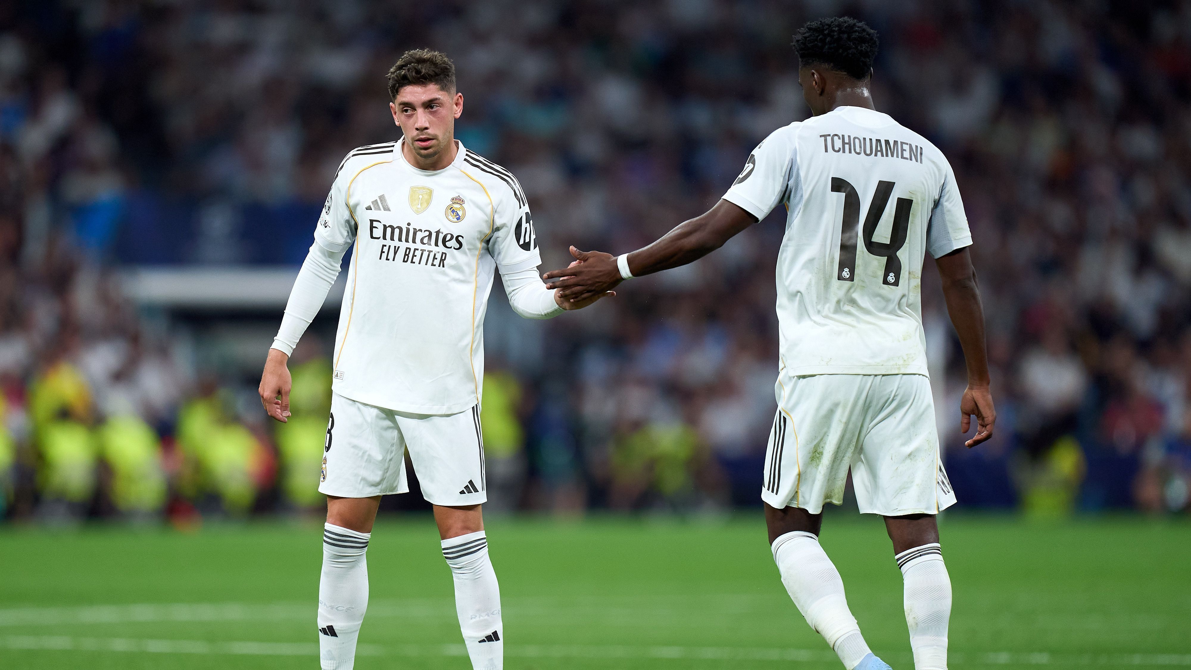 Federico Valverde e Aurélien Tchouameni, do Real Madrid, apertam as mãos durante a partida da 1ª rodada da fase de grupos da Champions League 2025/26 contra o Olympique de Marseille