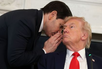 O Secretário de Estado dos EUA, Marco Rubio (à esquerda), conversa com o Presidente dos EUA, Donald Trump, durante uma mesa-redonda na Sala de Jantar de Estado da Casa Branca, em 8 de outubro de 2025, em Washington, DC.