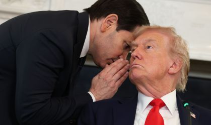 O Secretário de Estado dos EUA, Marco Rubio (à esquerda), conversa com o Presidente dos EUA, Donald Trump, durante uma mesa-redonda na Sala de Jantar de Estado da Casa Branca, em 8 de outubro de 2025, em Washington, DC.