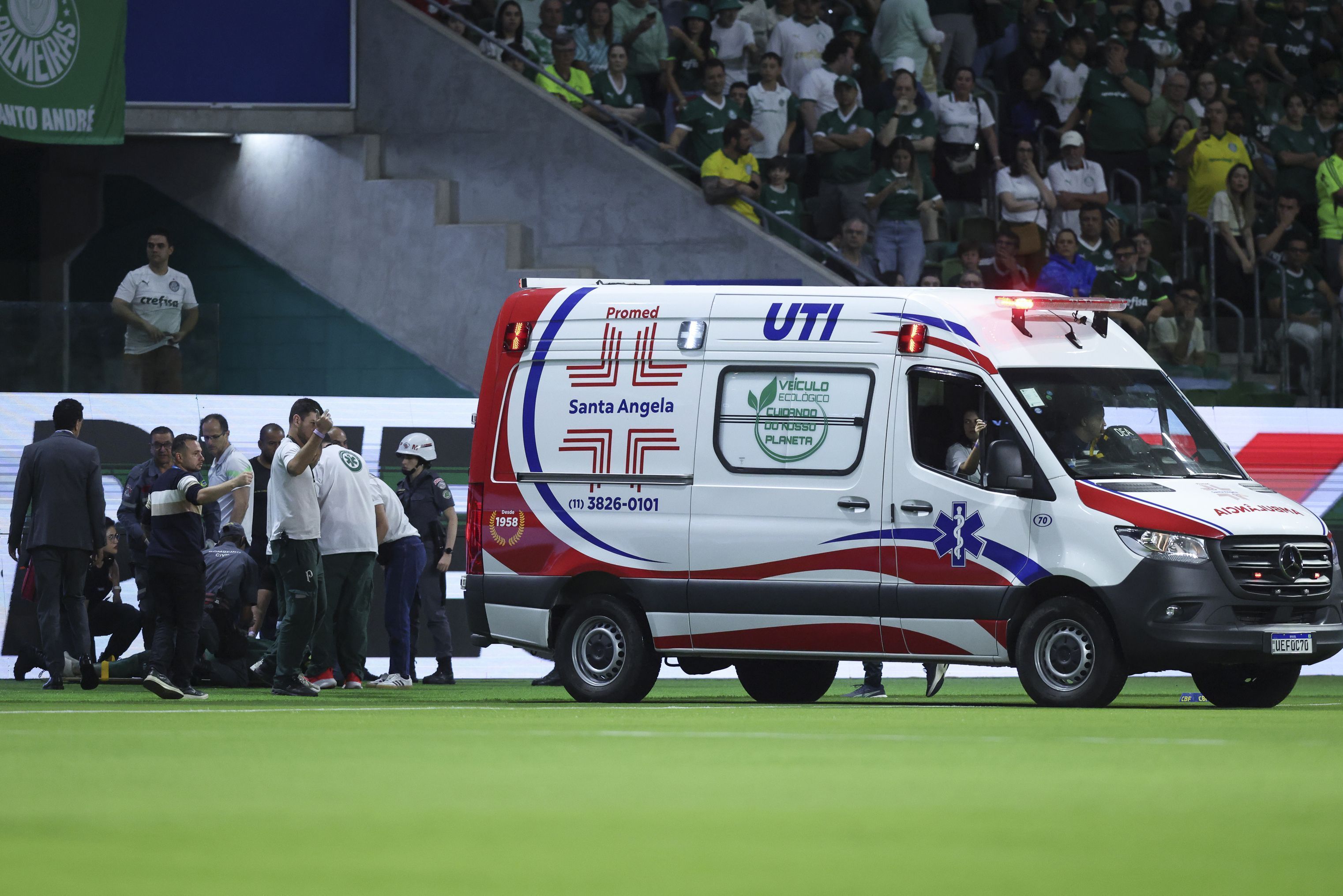 Torcedor que invadiu o gramado foi levado pela ambulância