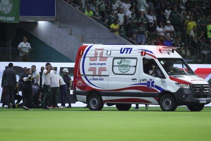 Torcedor que invadiu o gramado foi levado pela ambulância