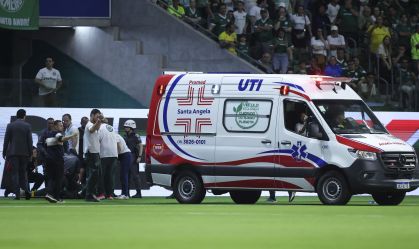 Torcedor que invadiu o gramado foi levado pela ambulância