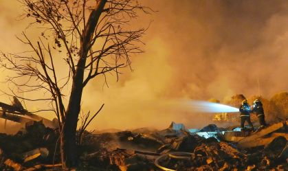 Equipes de resgate e bombeiros realizam operações de salvamento após uma explosão em uma fábrica de fogos de artifício na província de Hunan, na China, nesta segunda-feira (4)