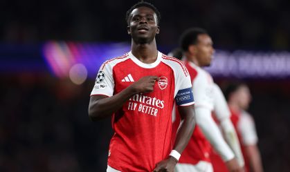 Saka comemora seu gol pelo Arsenal na Champions League