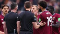 Batalhas na pequena área da Premier League colocam regras à prova