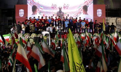 Torcedores iranianos no evento que revelou a camisa que o Irã vai utilizar na Copa do Mundo 2026