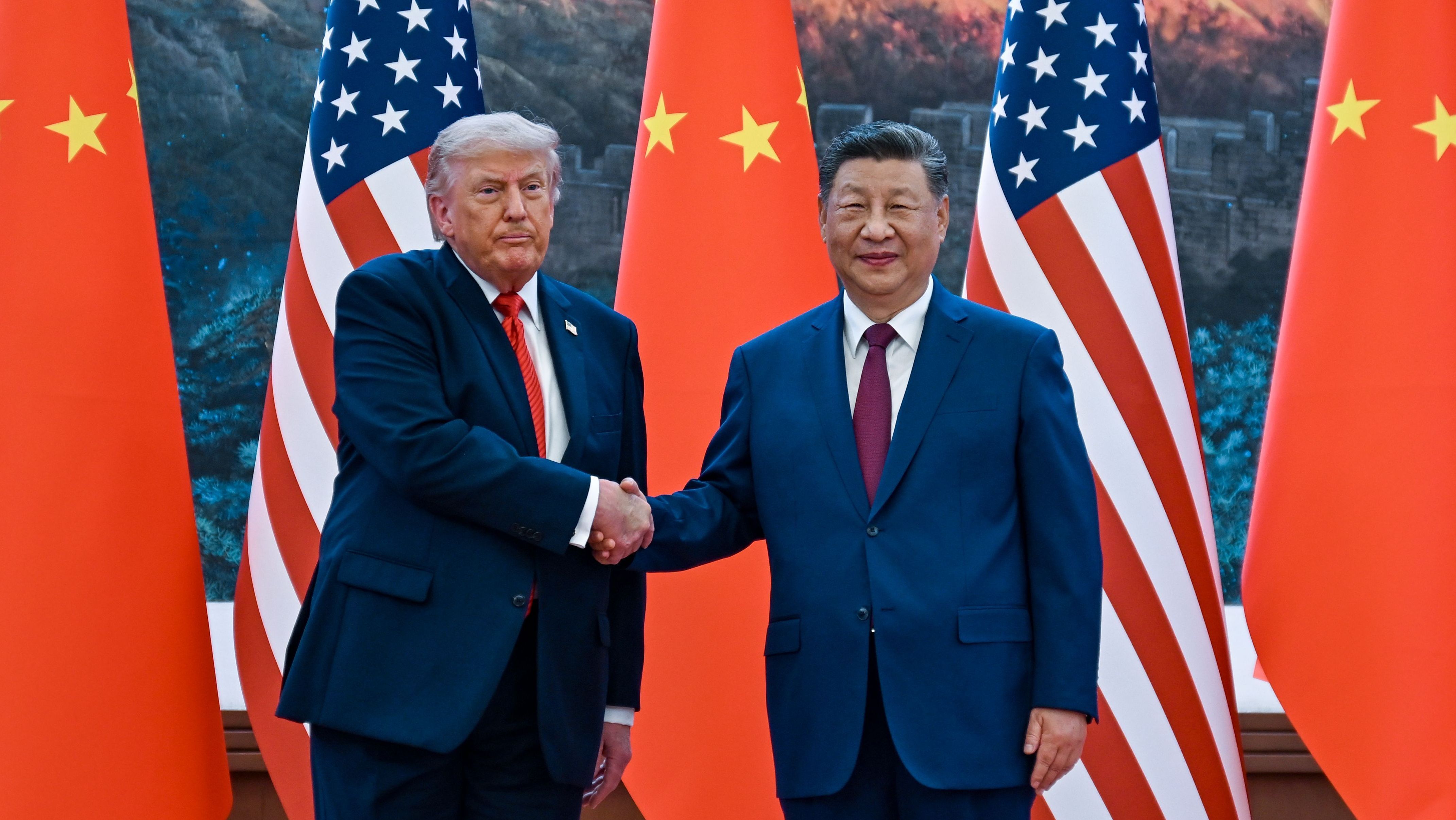 O presidente dos EUA, Donald Trump, é recebido pelo presidente chinês, Xi Jinping, no Grande Salão do Povo, em 14 de maio de 2026, em Pequim, China